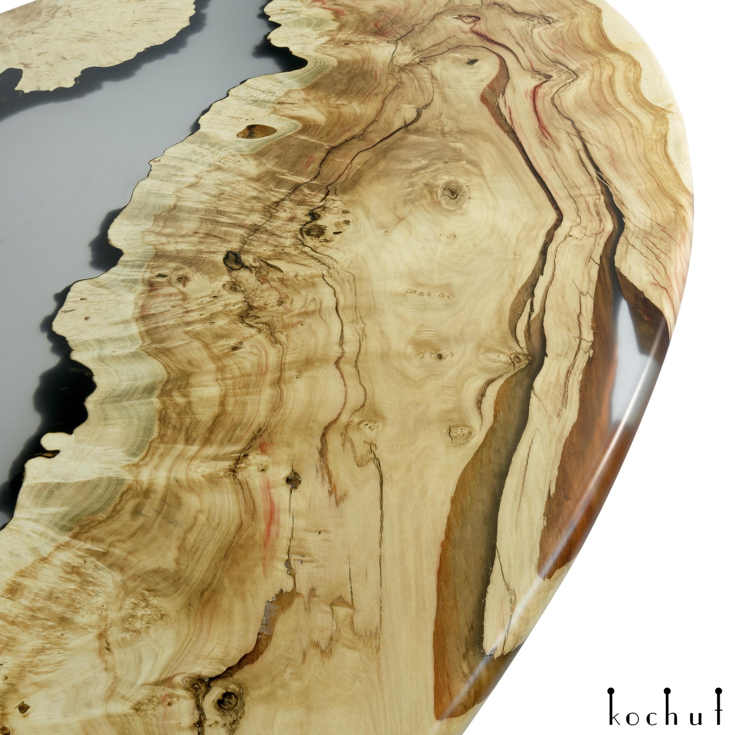 Phoenix — Esstisch aus Holz und Epoxidharz