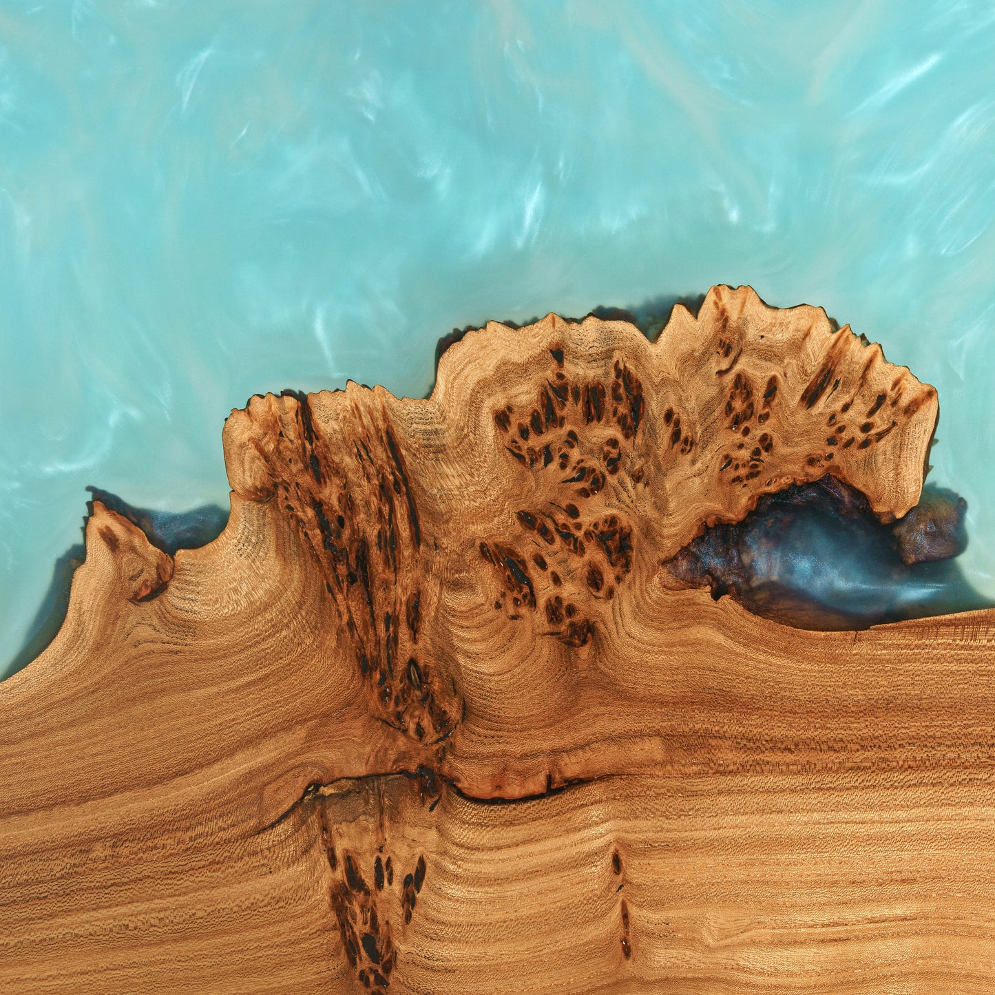 Mirage — Esstisch aus Holz und Epoxidharz