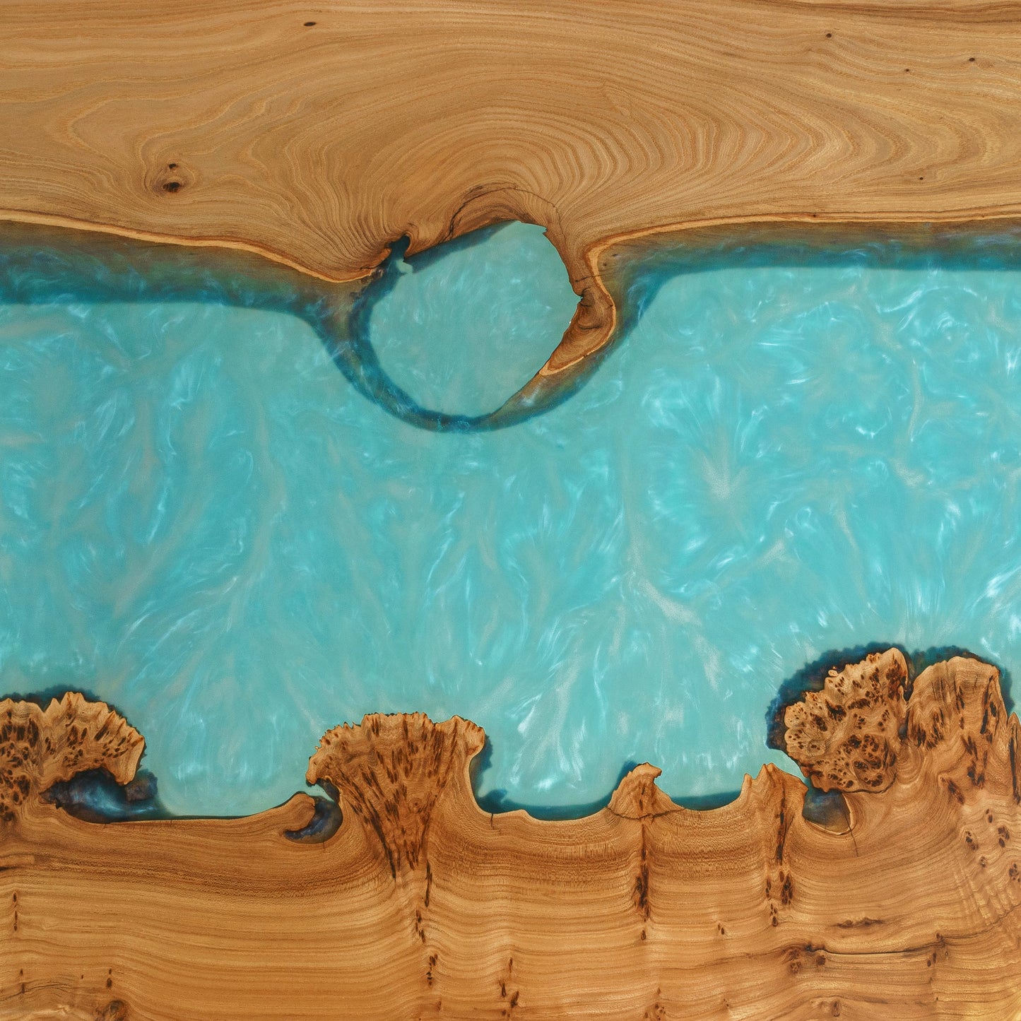 Mirage — Esstisch aus Holz und Epoxidharz