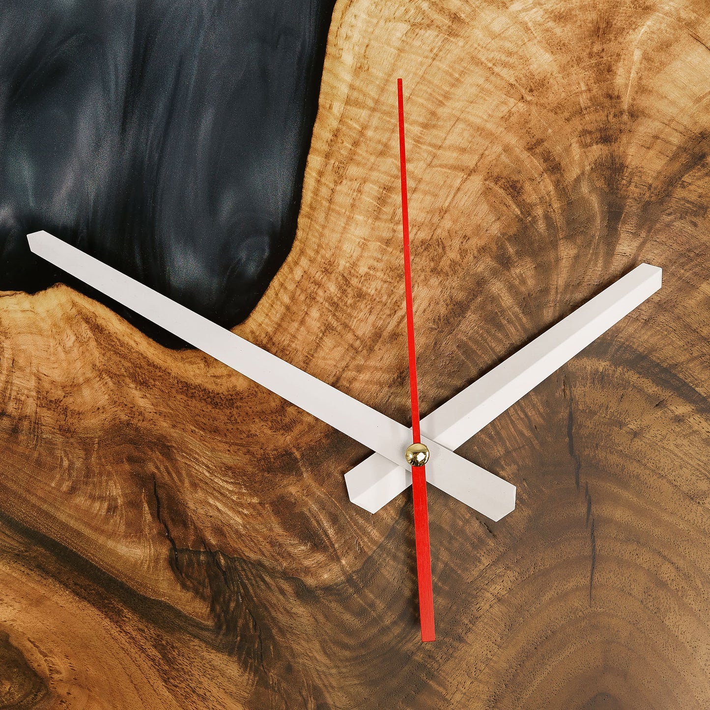 Quantum — Holz- und Epoxidharz-Wanduhr