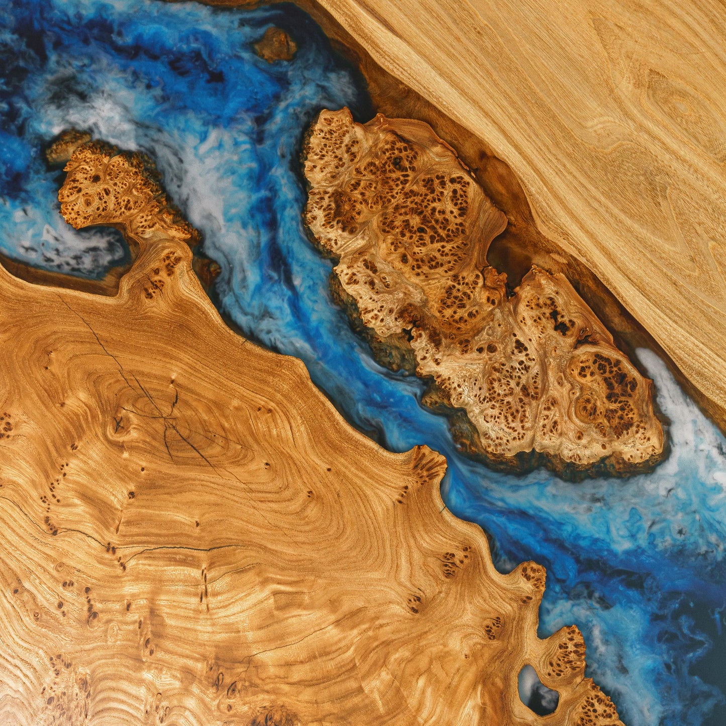 Atlantis — Esstisch aus Holz und Epoxidharz (runder Form)