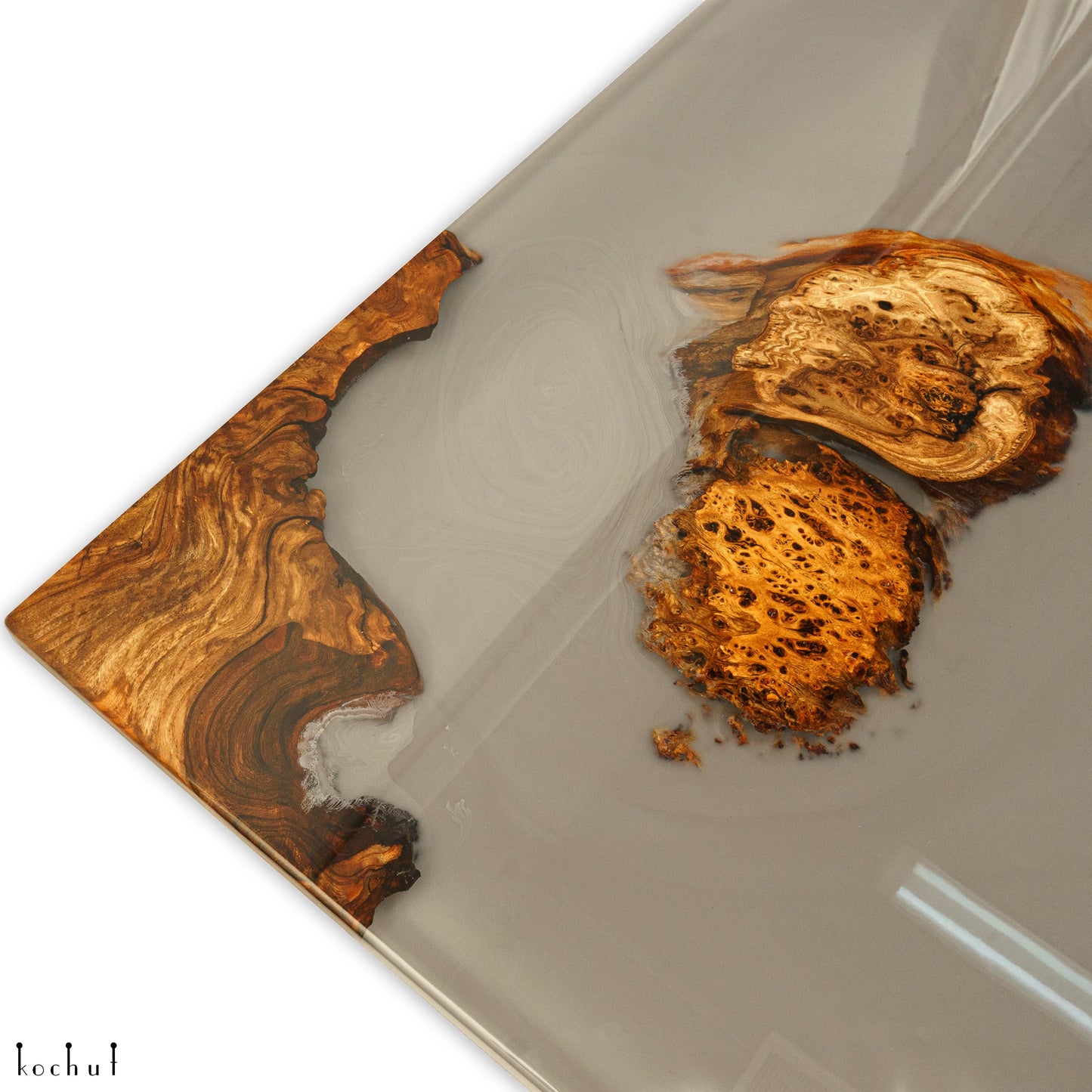 Vanadium — Esstisch aus Holz und Epoxidharz