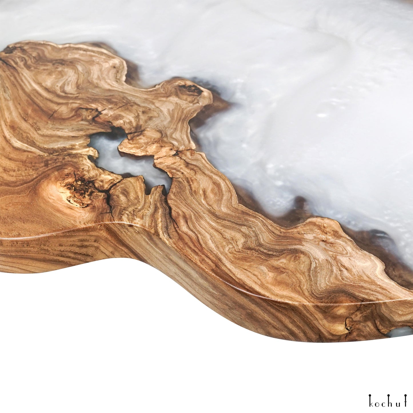 Cloud — Esstisch aus Holz und Epoxidharz