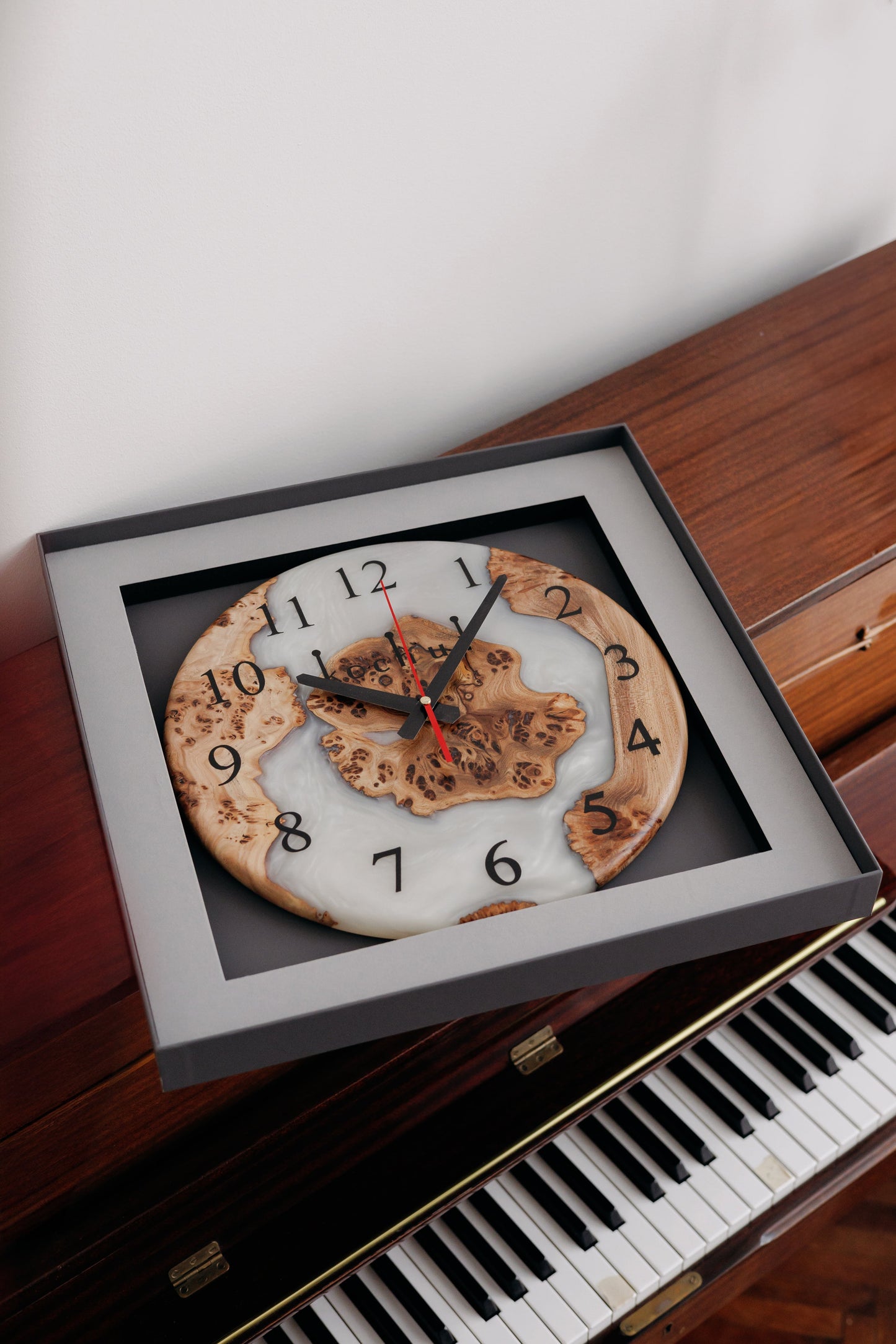 Continuum — Wanduhr aus Holz und Epoxidharz