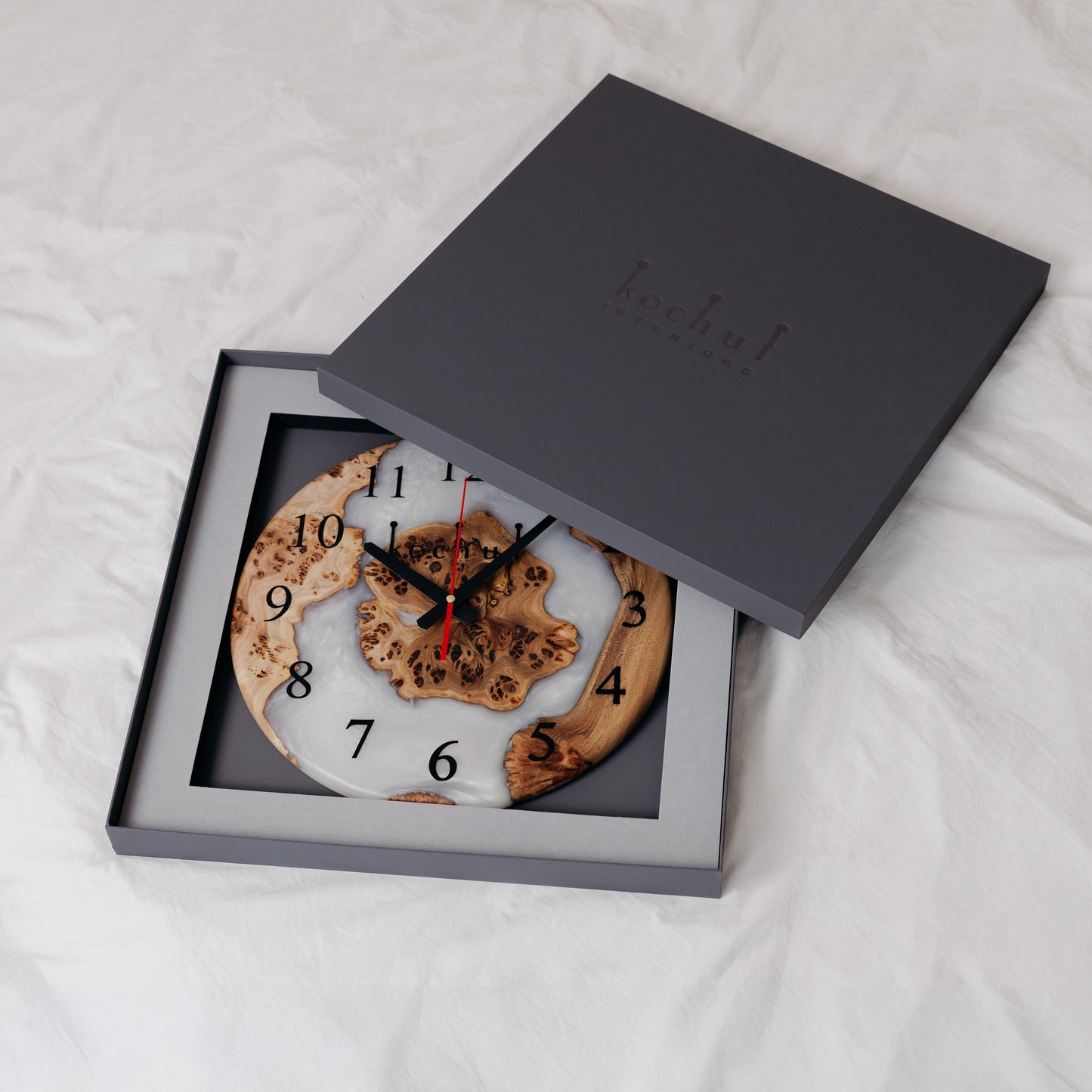 Continuum — Wanduhr aus Holz und Epoxidharz