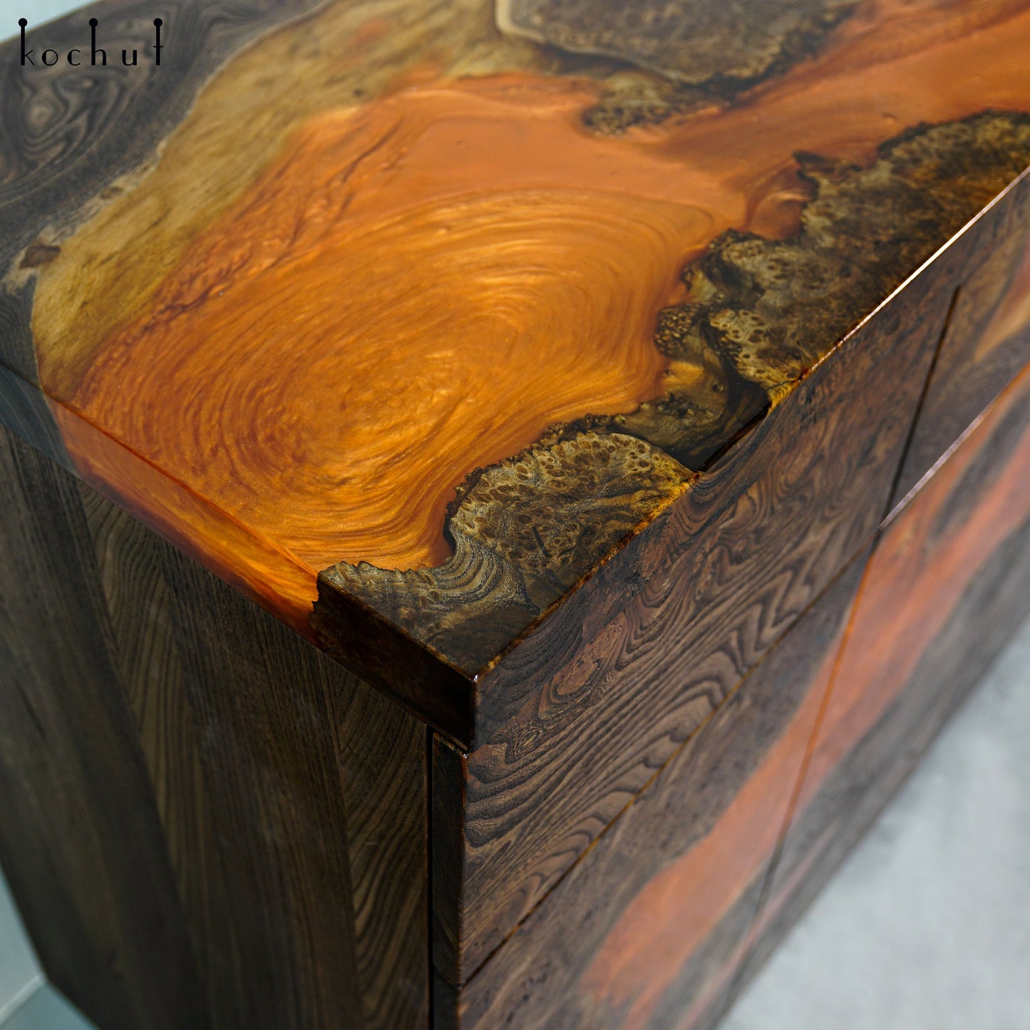 Tourmalin — Holz- und Epoxidharz-Schränke