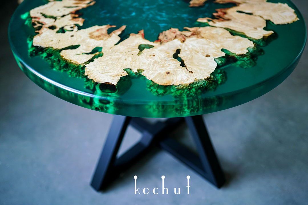 Malachit-Konstellation — Esstisch aus Holz und Epoxidharz