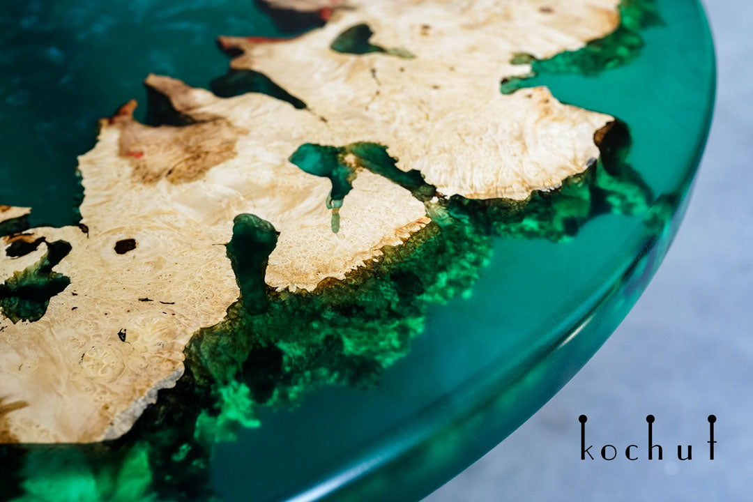 Malachit-Konstellation — Esstisch aus Holz und Epoxidharz