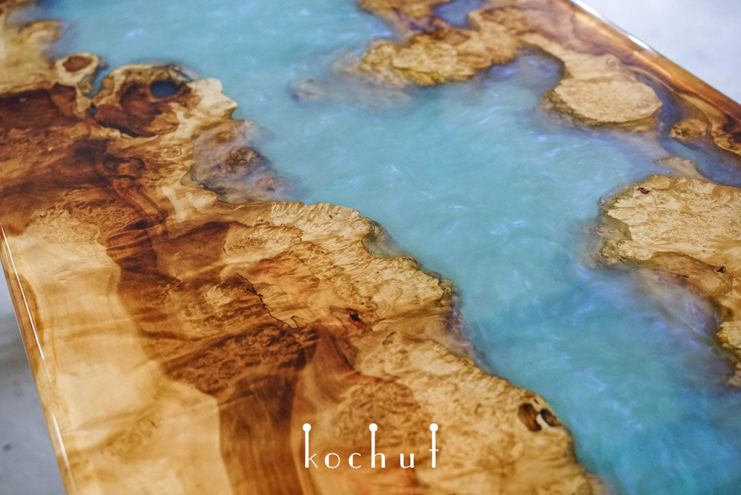 Polar River — Esstisch aus Holz und Epoxidharz