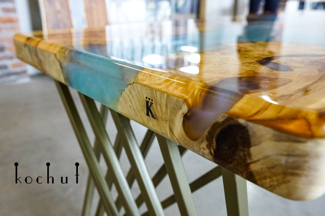 Polar River — Esstisch aus Holz und Epoxidharz