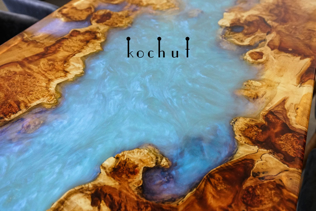 Polar River — Esstisch aus Holz und Epoxidharz