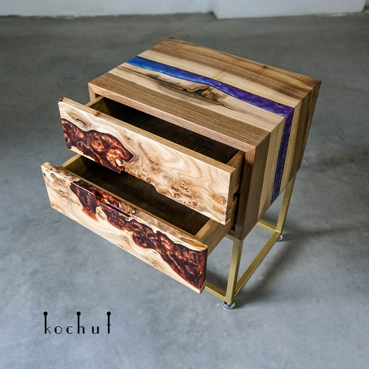 Nevada — Nachttisch aus Holz und Epoxidharz
