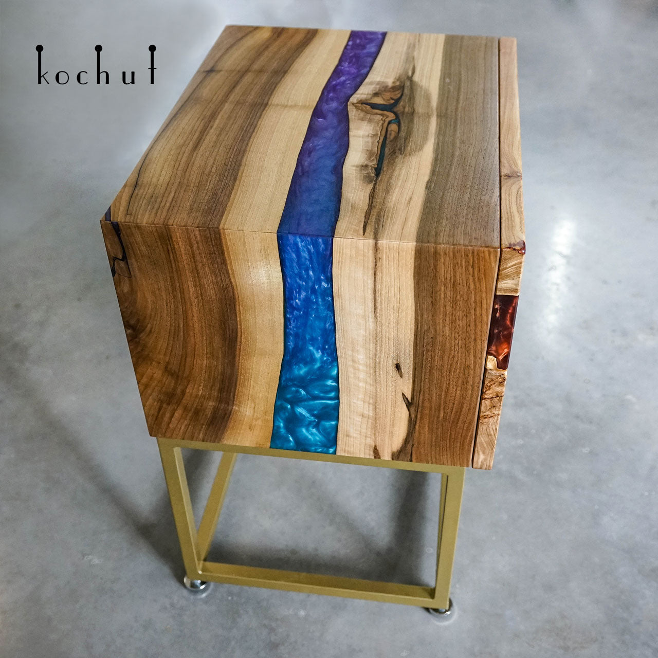 Nevada — Nachttisch aus Holz und Epoxidharz