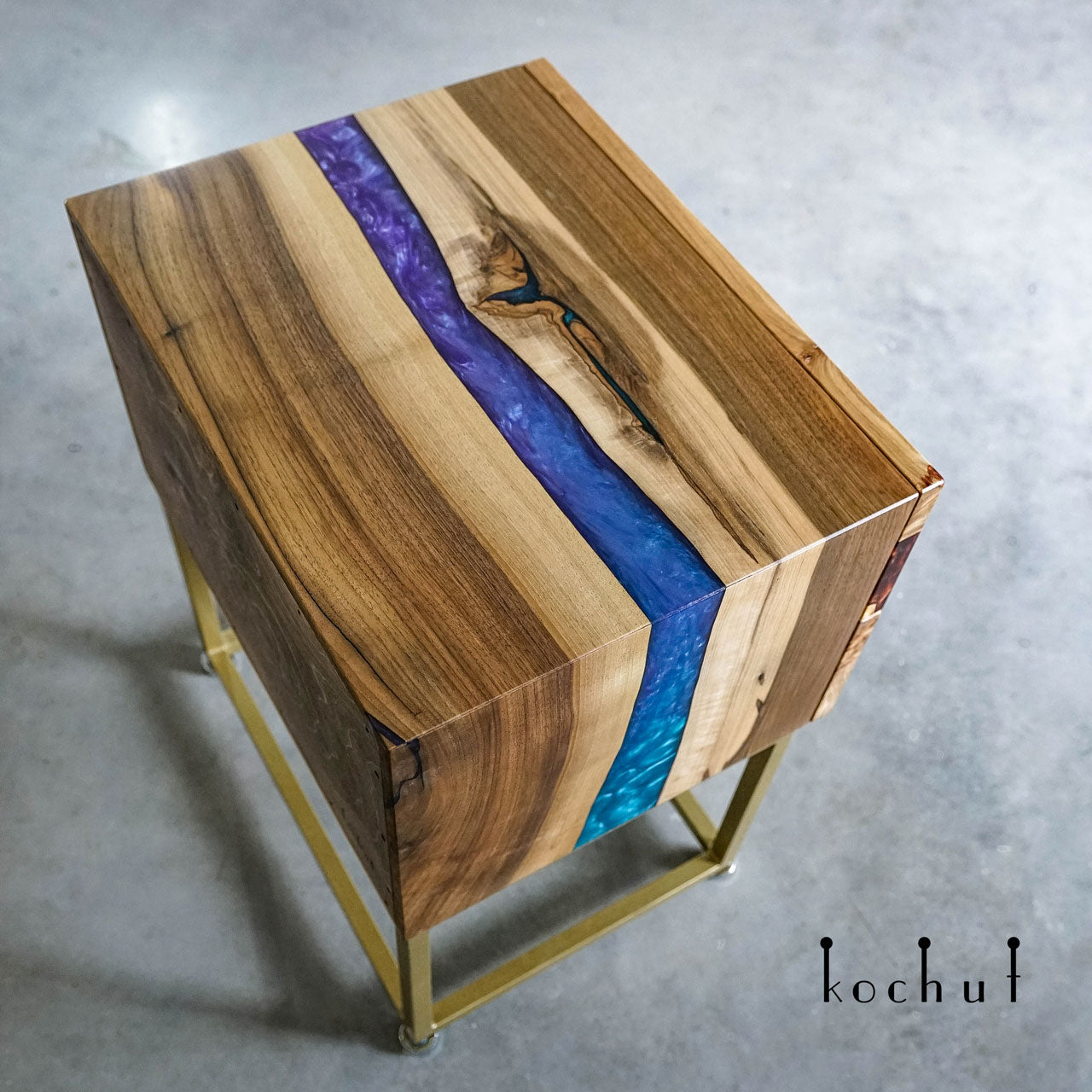 Nevada — Nachttisch aus Holz und Epoxidharz