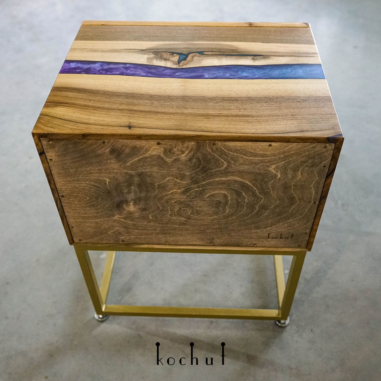 Nevada — Nachttisch aus Holz und Epoxidharz