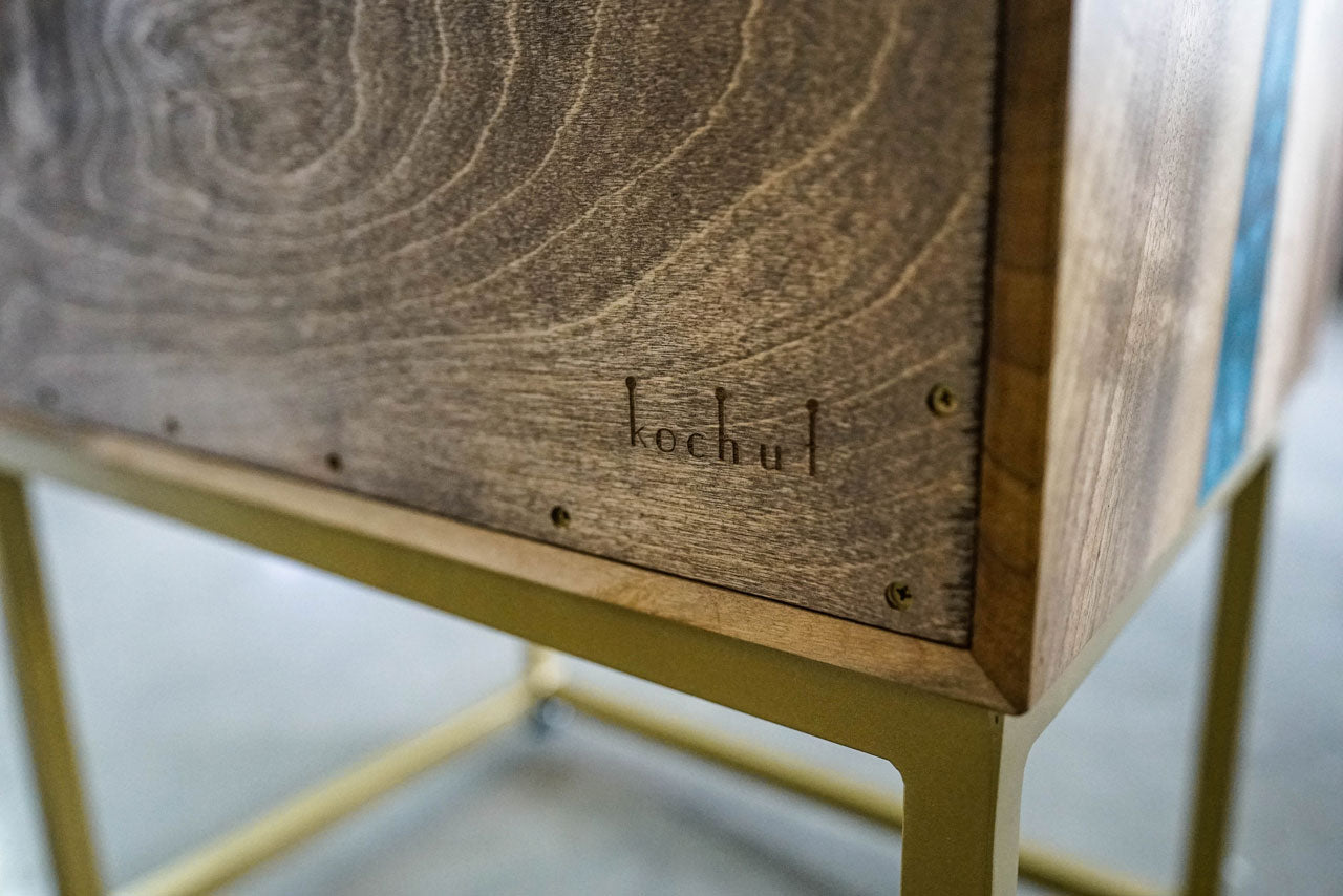 Nevada — Nachttisch aus Holz und Epoxidharz