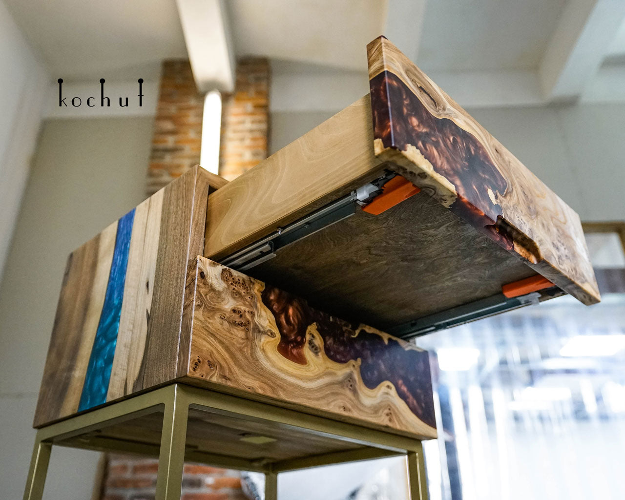Nevada — Nachttisch aus Holz und Epoxidharz