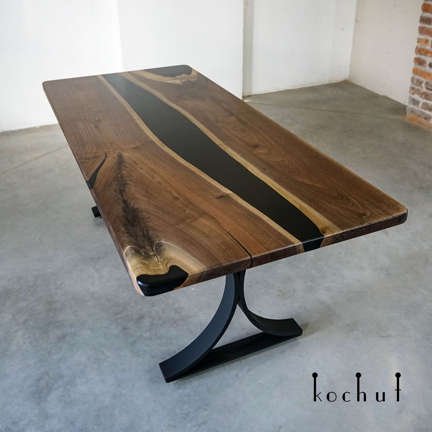 Herr — Holz- und Epoxidharztisch für das Esszimmer