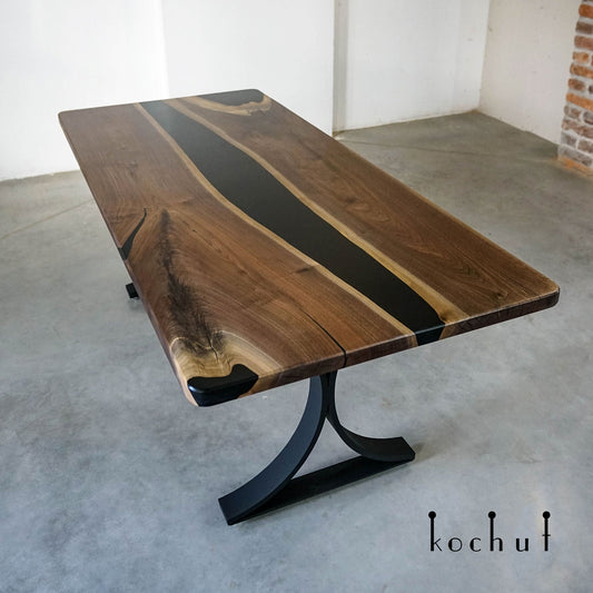 Herr — Holz- und Epoxidharztisch für das Esszimmer