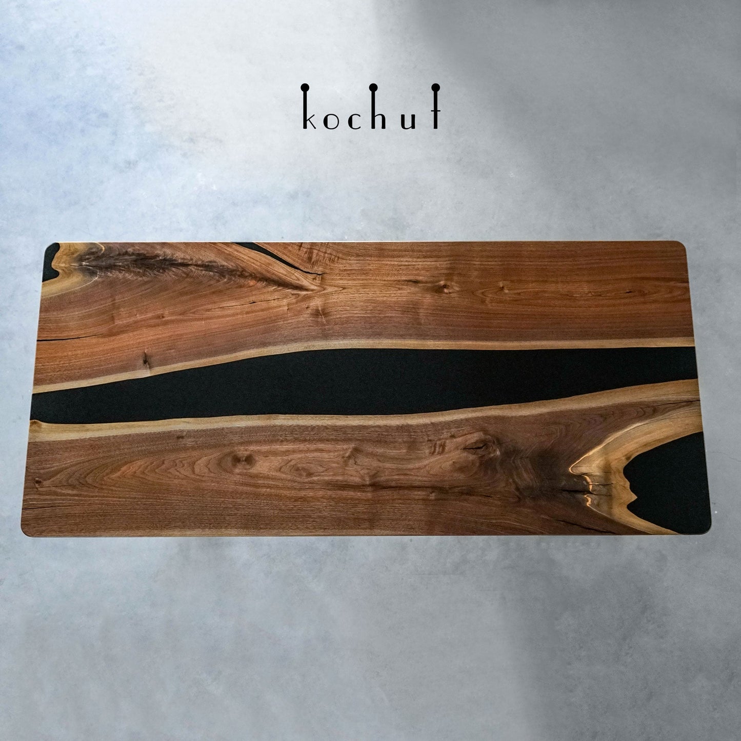 Herr — Holz- und Epoxidharztisch für das Esszimmer