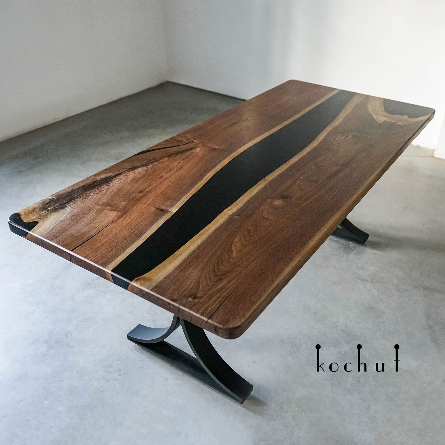 Herr — Holz- und Epoxidharztisch für das Esszimmer