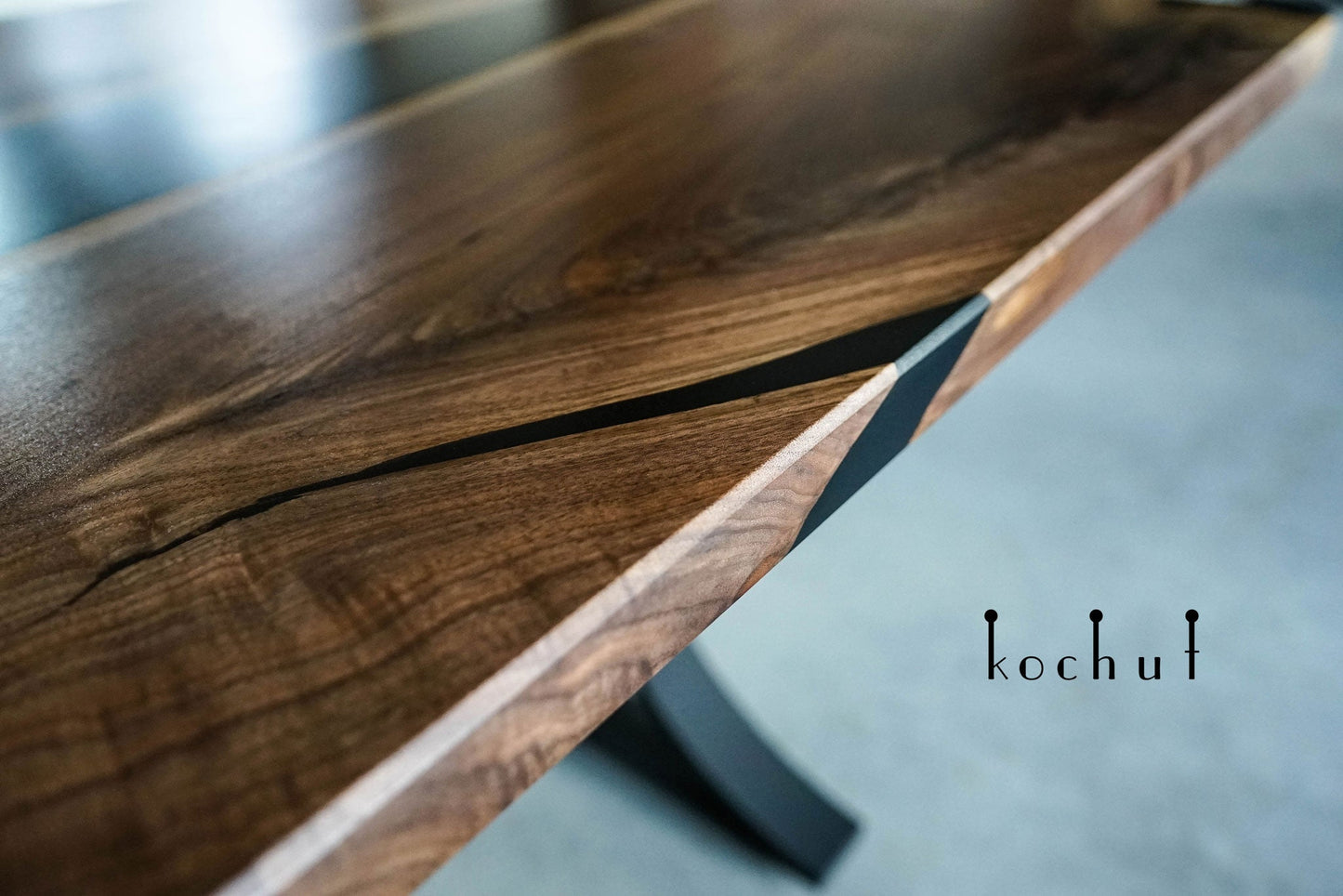 Herr — Holz- und Epoxidharztisch für das Esszimmer