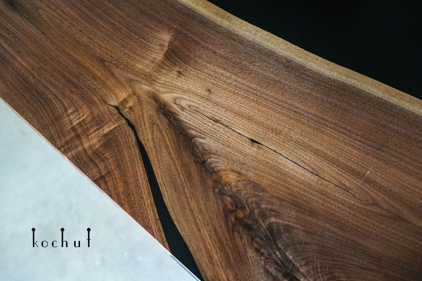 Herr — Holz- und Epoxidharztisch für das Esszimmer
