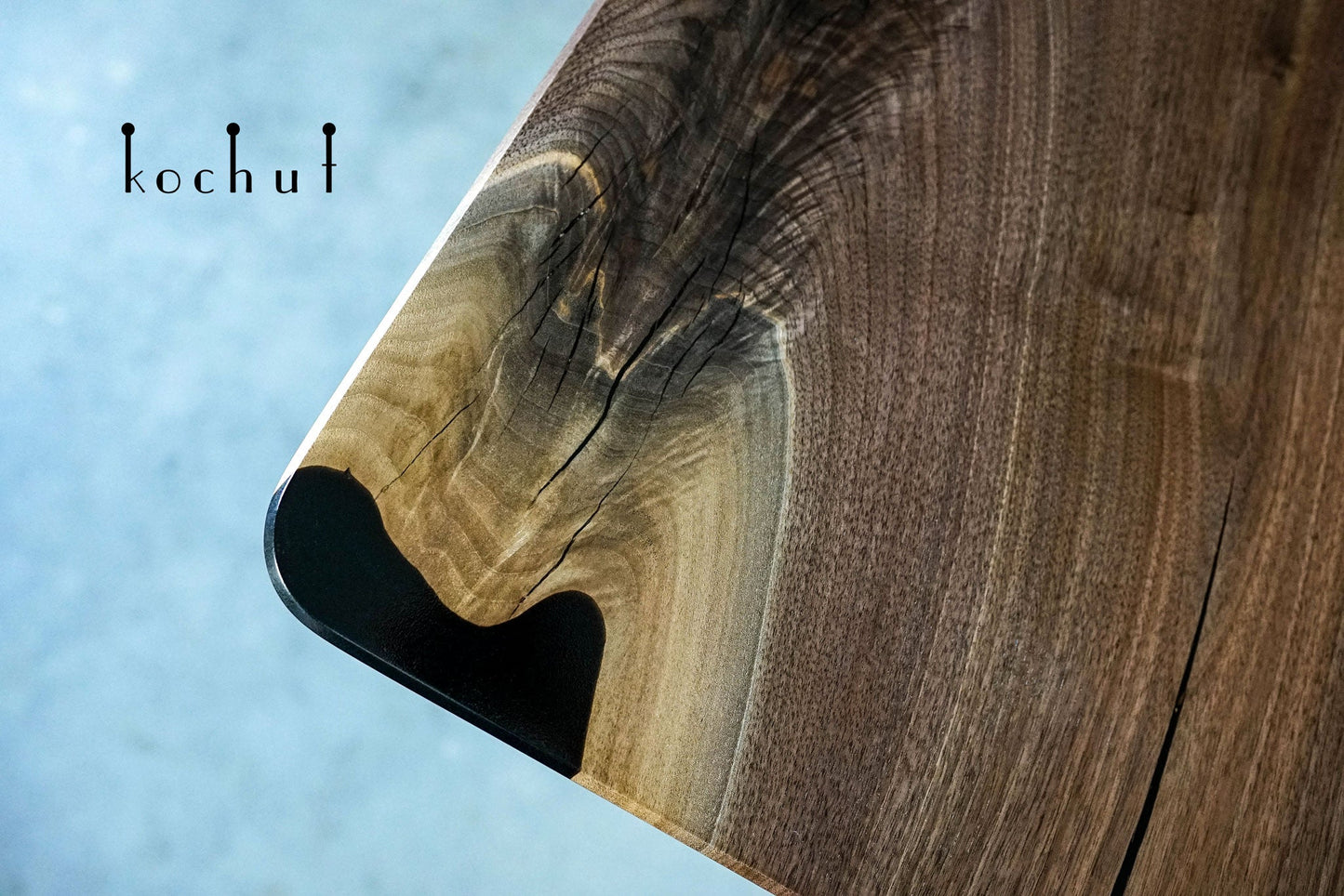 Herr — Holz- und Epoxidharztisch für das Esszimmer