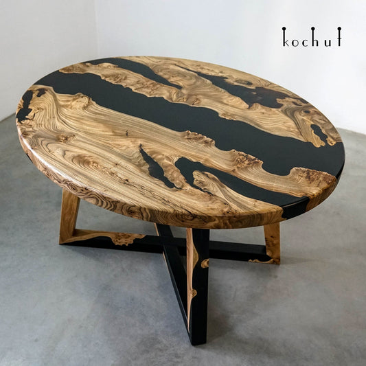 Onyx — Esstisch aus Holz und Epoxidharz