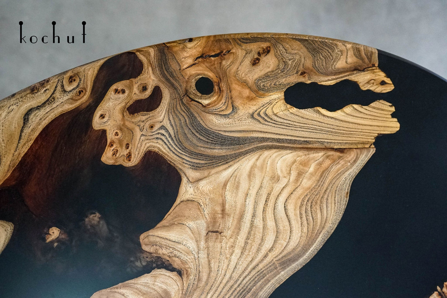 Onyx — Esstisch aus Holz und Epoxidharz