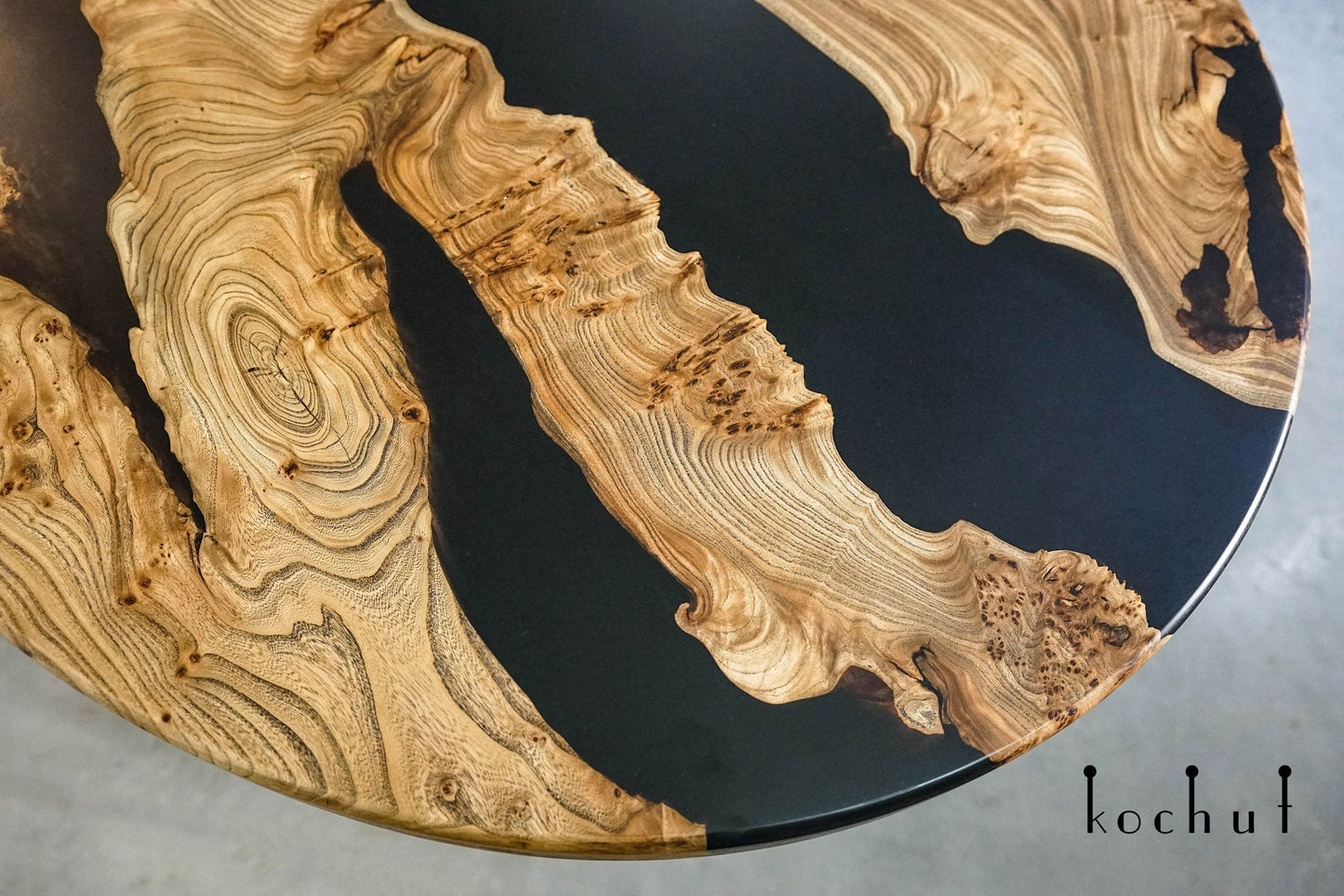 Onyx — Esstisch aus Holz und Epoxidharz