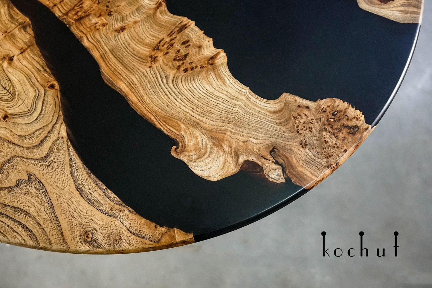 Onyx — Esstisch aus Holz und Epoxidharz