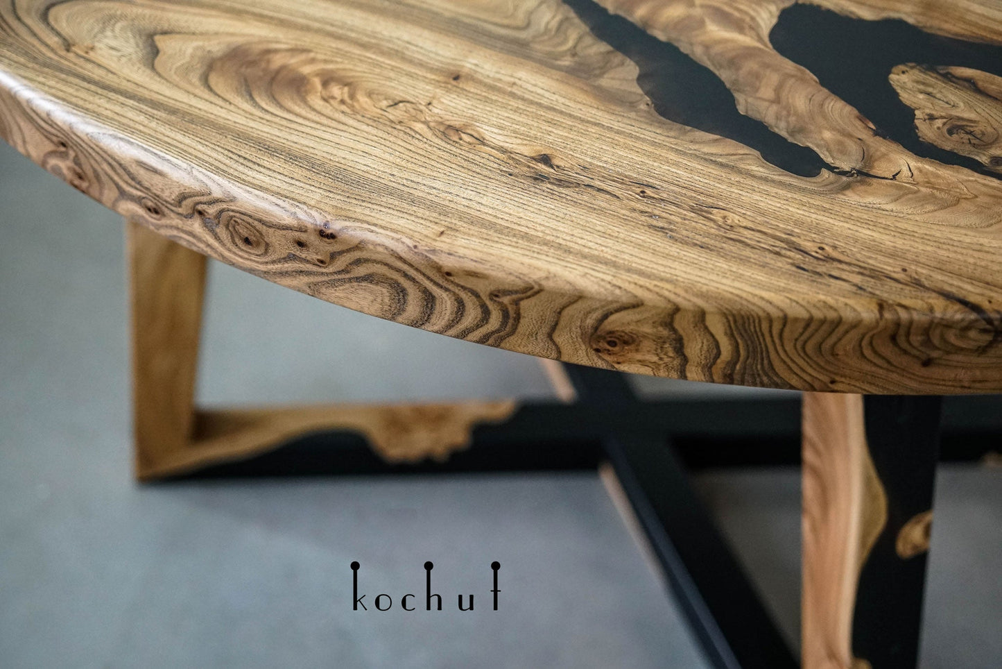 Onyx — Esstisch aus Holz und Epoxidharz