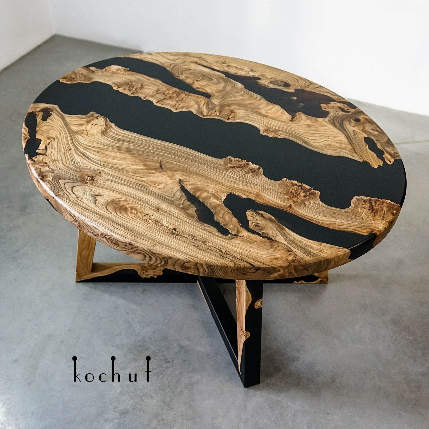Onyx — Esstisch aus Holz und Epoxidharz