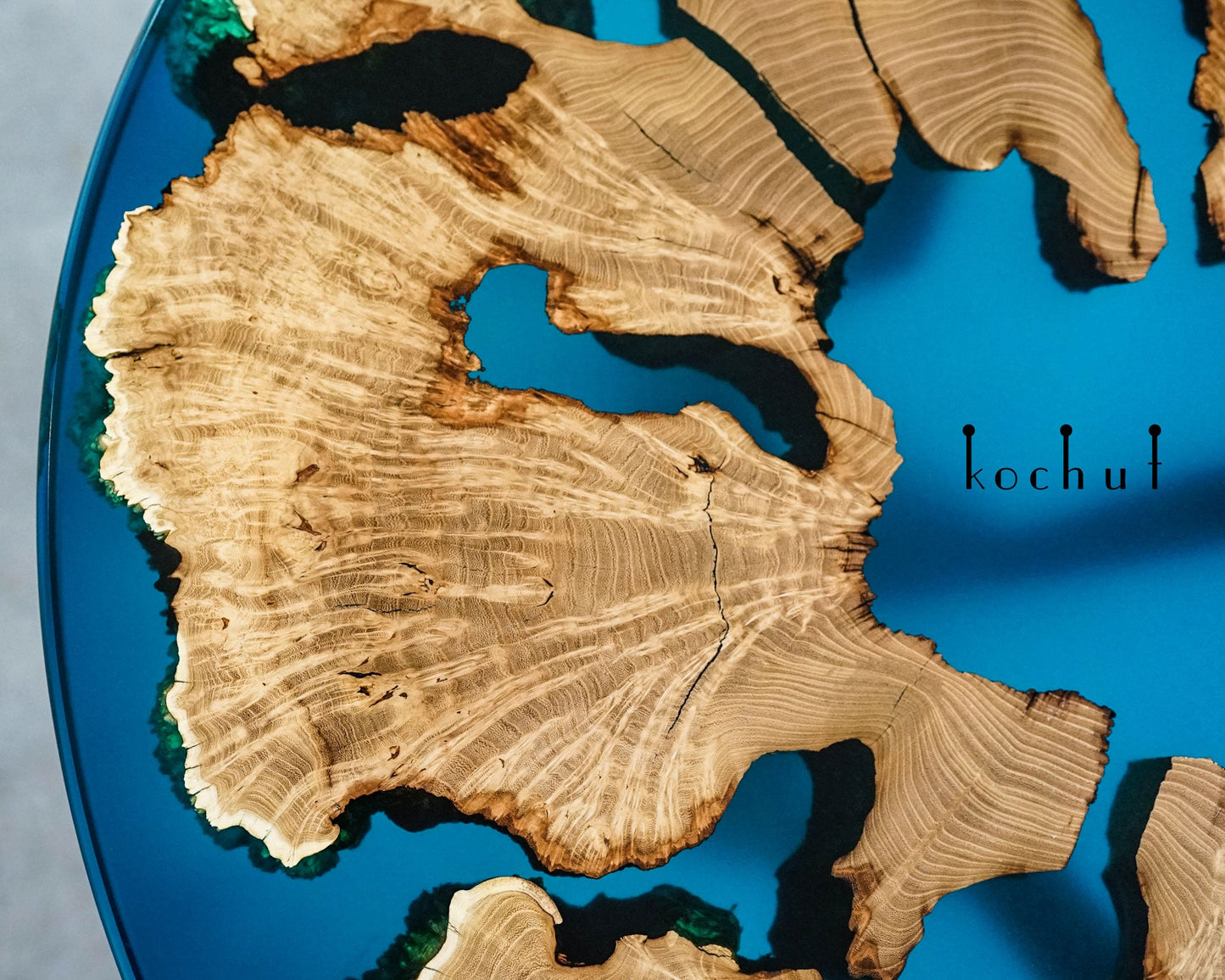 Archipel — Esstisch aus Holz und Epoxidharz