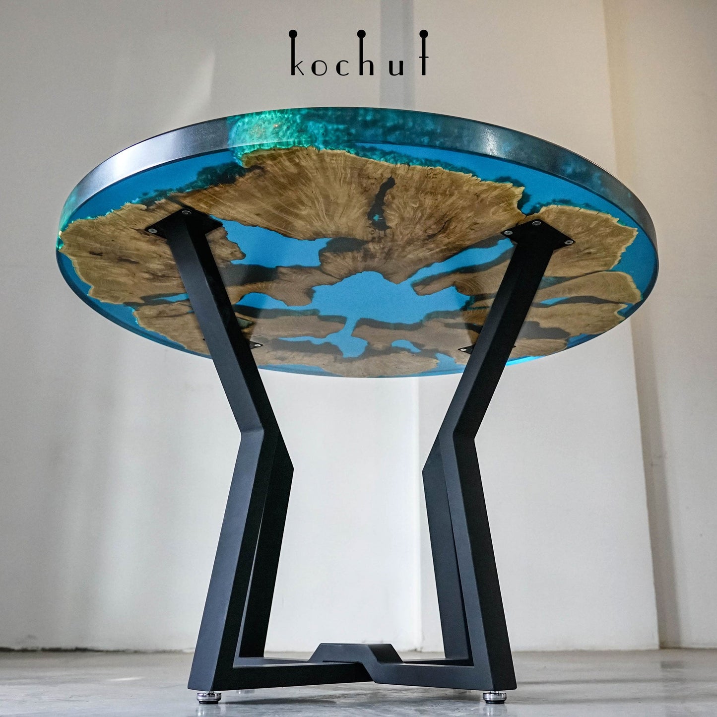 Archipel — Esstisch aus Holz und Epoxidharz