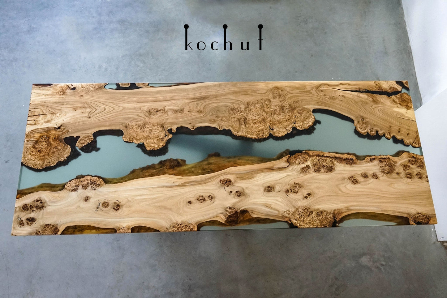 Mighty Eukalyptus — Esstisch aus Holz und Epoxidharz