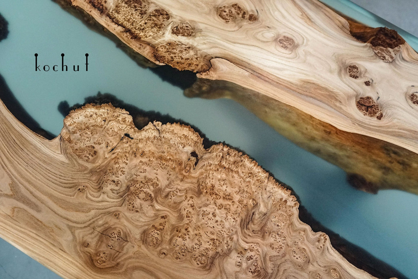 Mighty Eukalyptus — Esstisch aus Holz und Epoxidharz