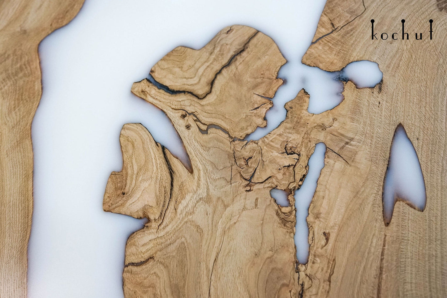 Schnee in der Wüste — Esstisch aus Holz und Epoxidharz (Holzbeine)