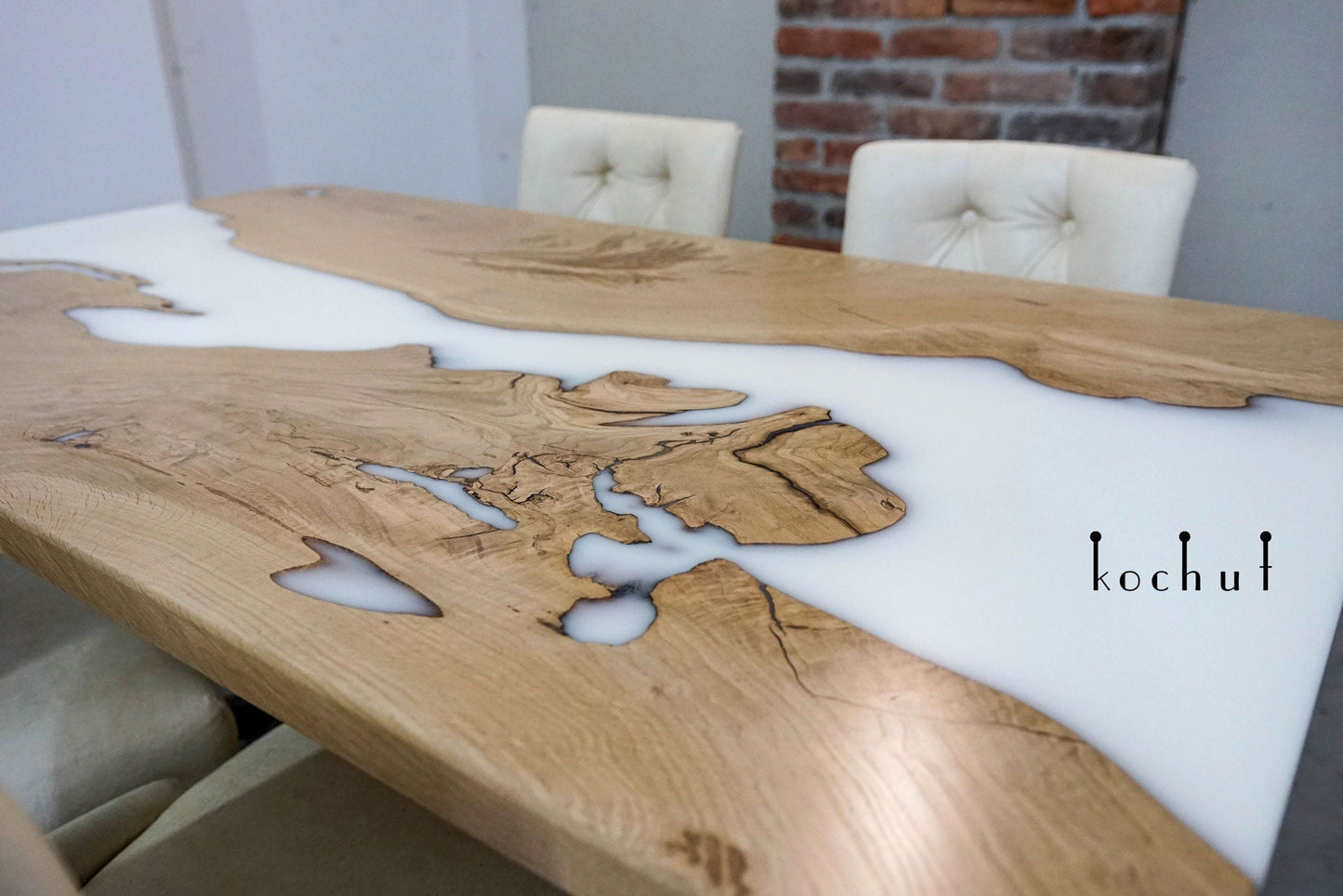 Schnee in der Wüste — Esstisch aus Holz und Epoxidharz (Holzbeine)