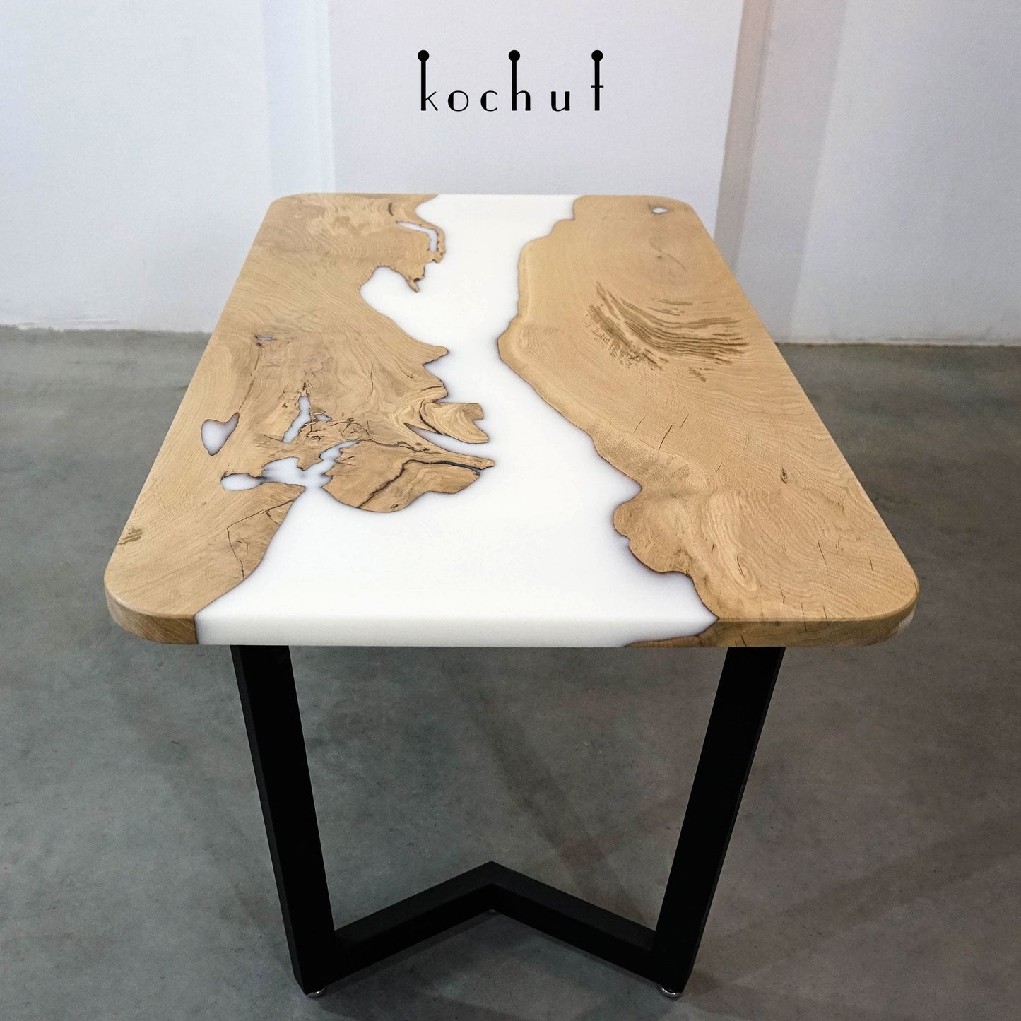 Schnee in der Wüste — Esstisch aus Holz und Epoxidharz (Holzbeine)
