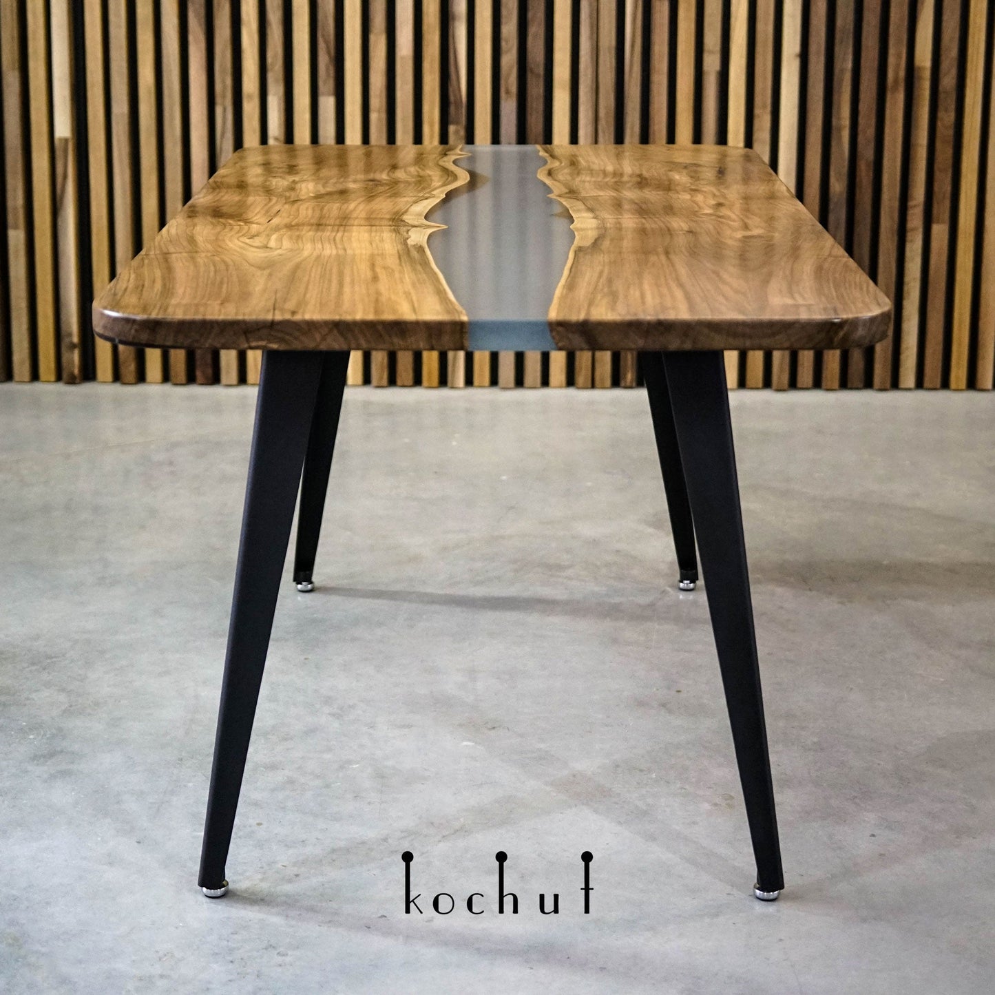 Eisnebel — Esstisch aus Holz und Epoxidharz (Metallbeine)