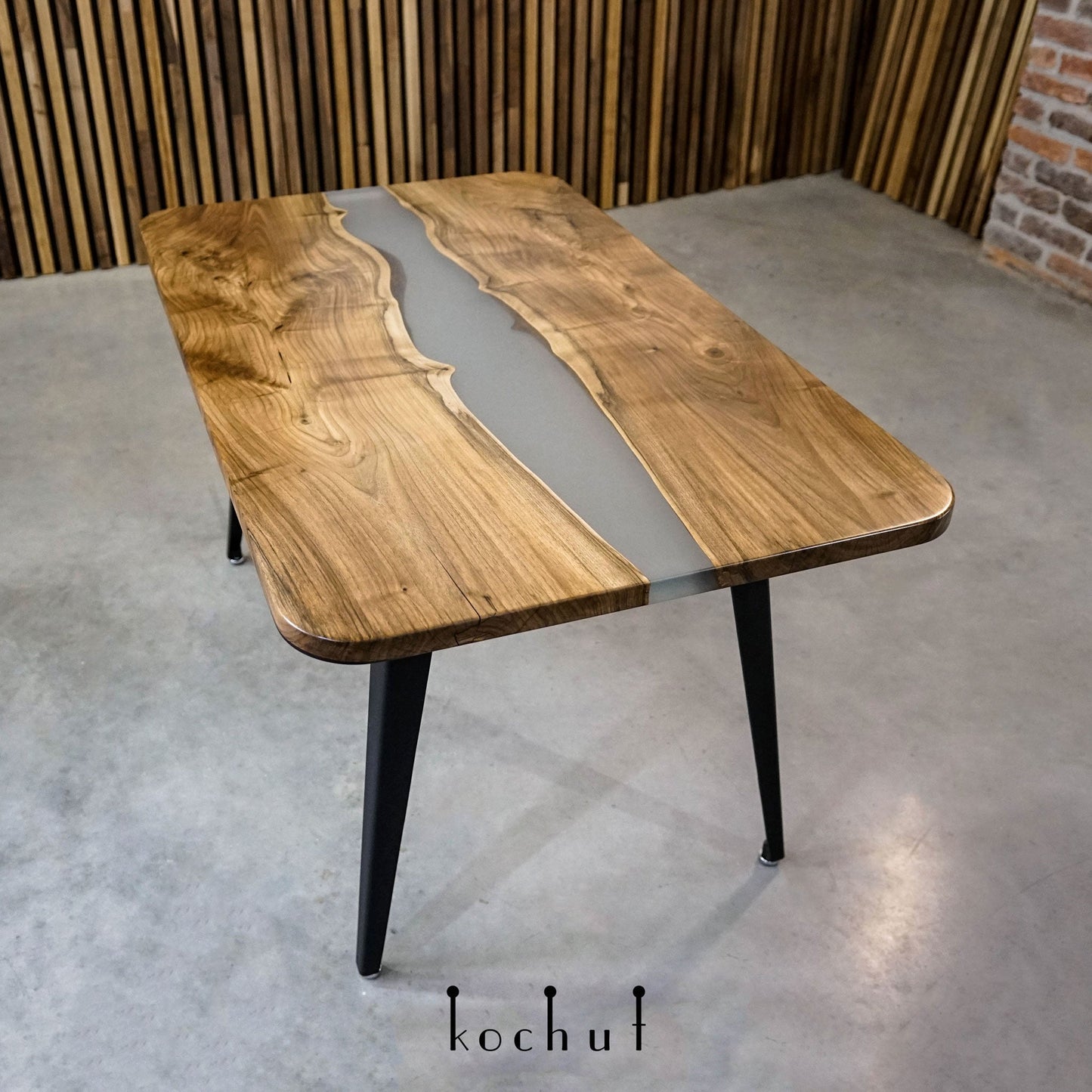 Eisnebel — Esstisch aus Holz und Epoxidharz (Metallbeine)