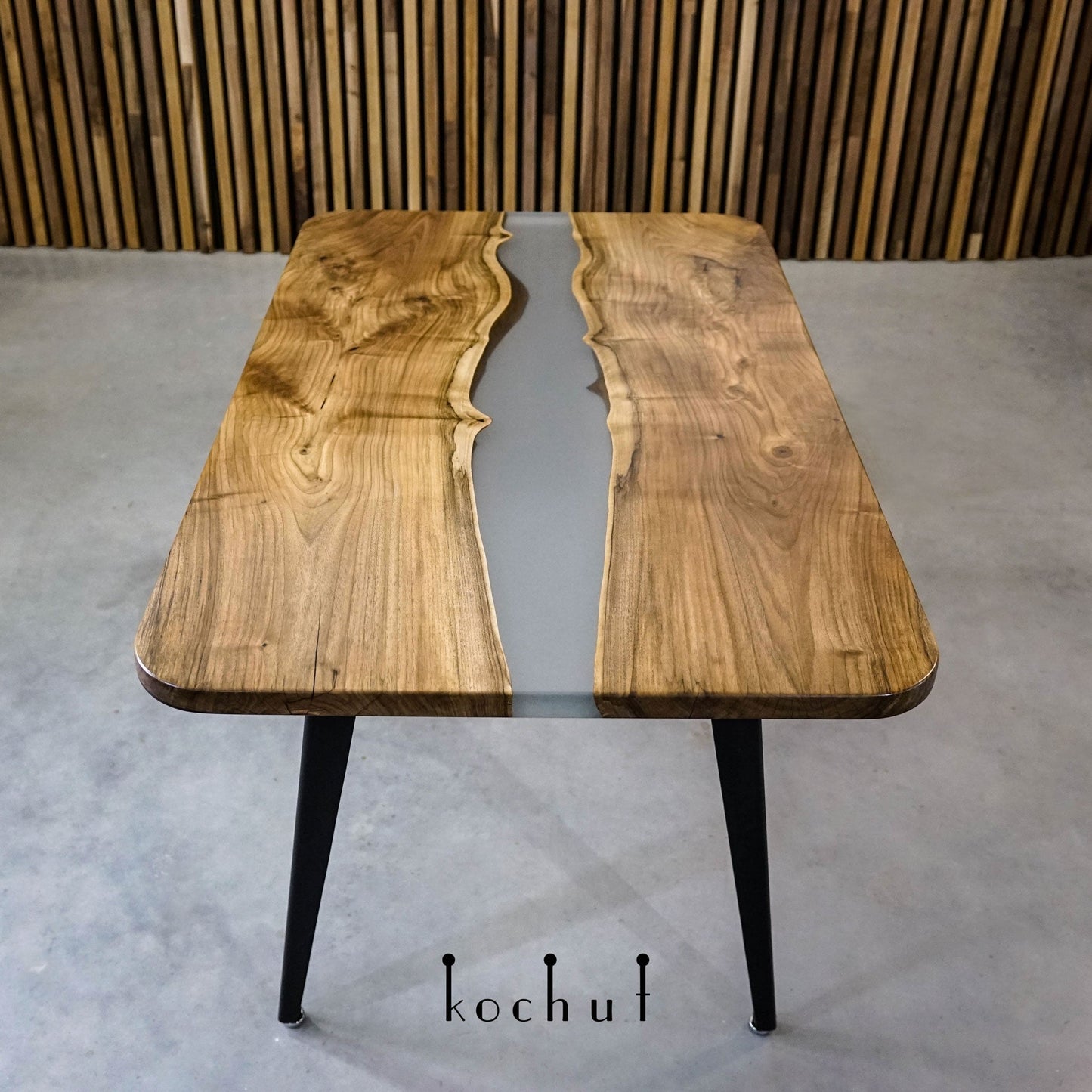 Eisnebel — Esstisch aus Holz und Epoxidharz (Metallbeine)