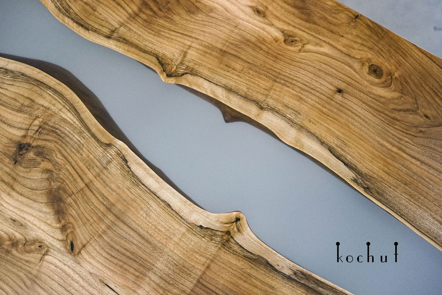 Eisnebel — Esstisch aus Holz und Epoxidharz (Metallbeine)