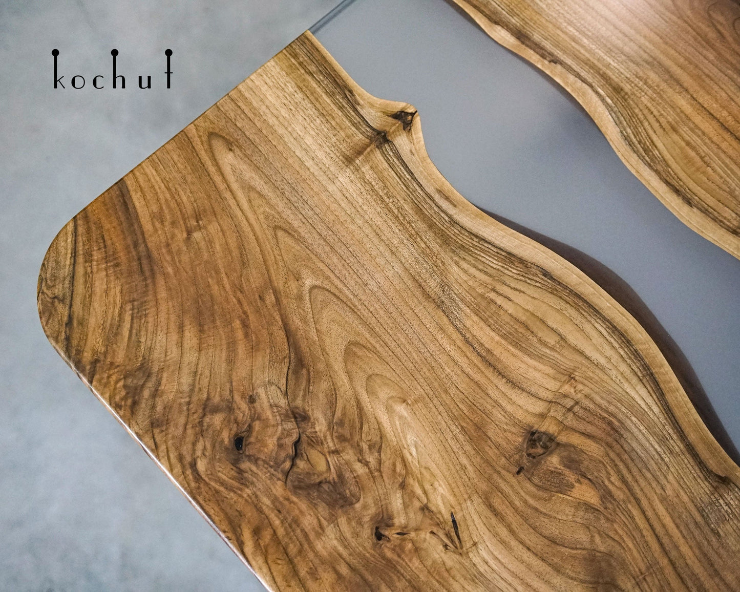 Eisnebel — Esstisch aus Holz und Epoxidharz (Metallbeine)