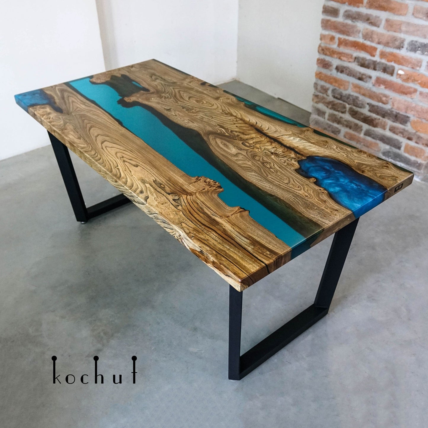 Damaskus — Esstisch aus Holz und Epoxidharz (Metallbeine)