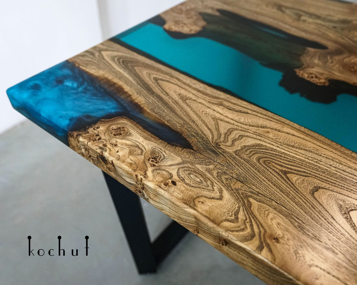 Damaskus — Esstisch aus Holz und Epoxidharz (Metallbeine)