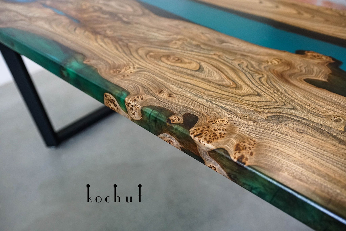 Damaskus — Esstisch aus Holz und Epoxidharz (Metallbeine)