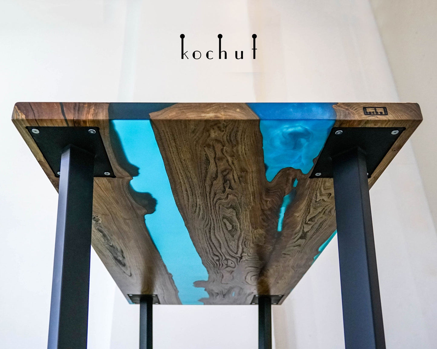 Damaskus — Esstisch aus Holz und Epoxidharz (Metallbeine)